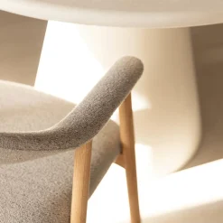 Stoelen|Ygo Armstoel COLETTE Monza Beige - Poot Eik